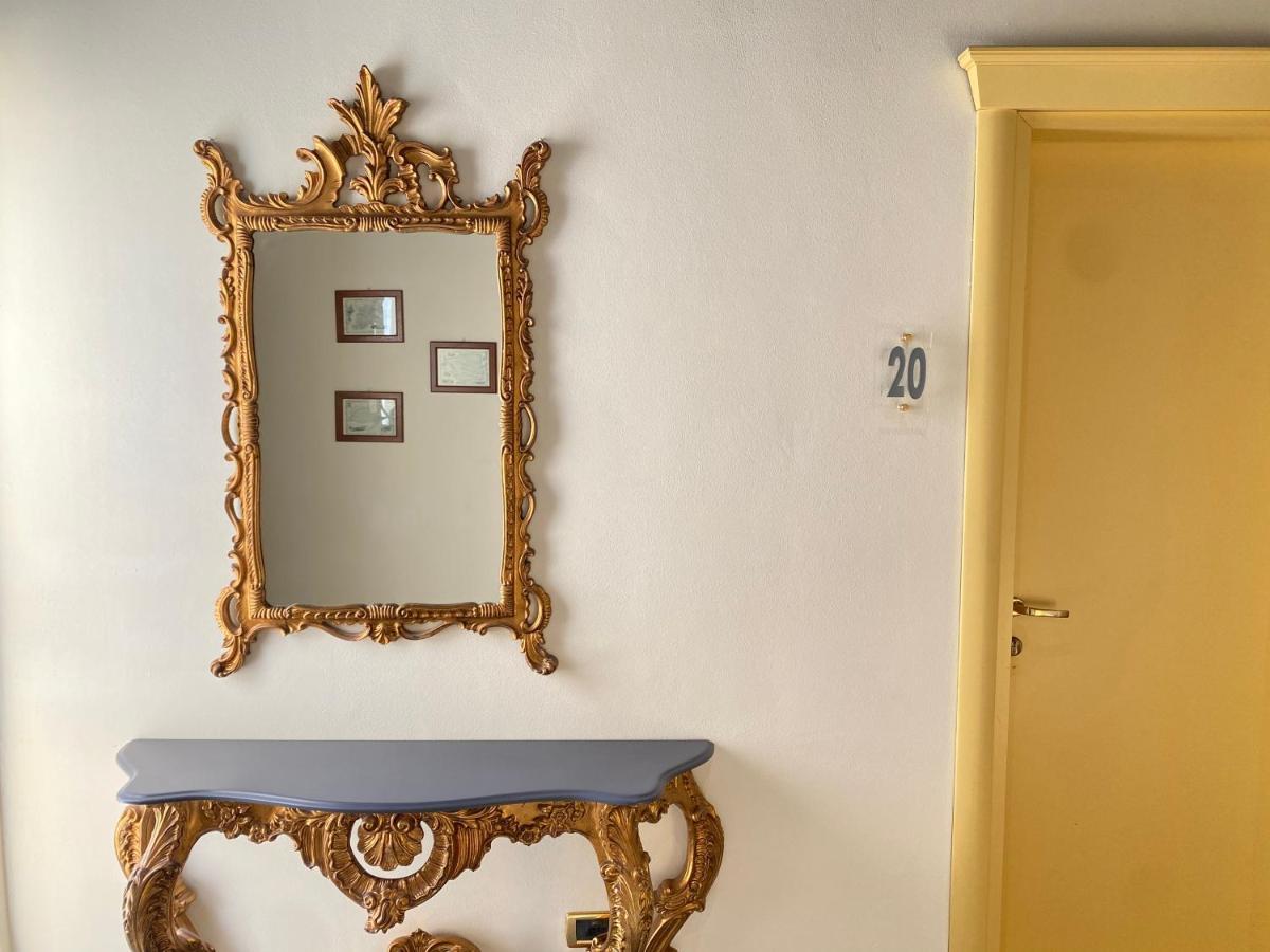 דסנזאנו דל גארדה Hotel Estee מראה חיצוני תמונה